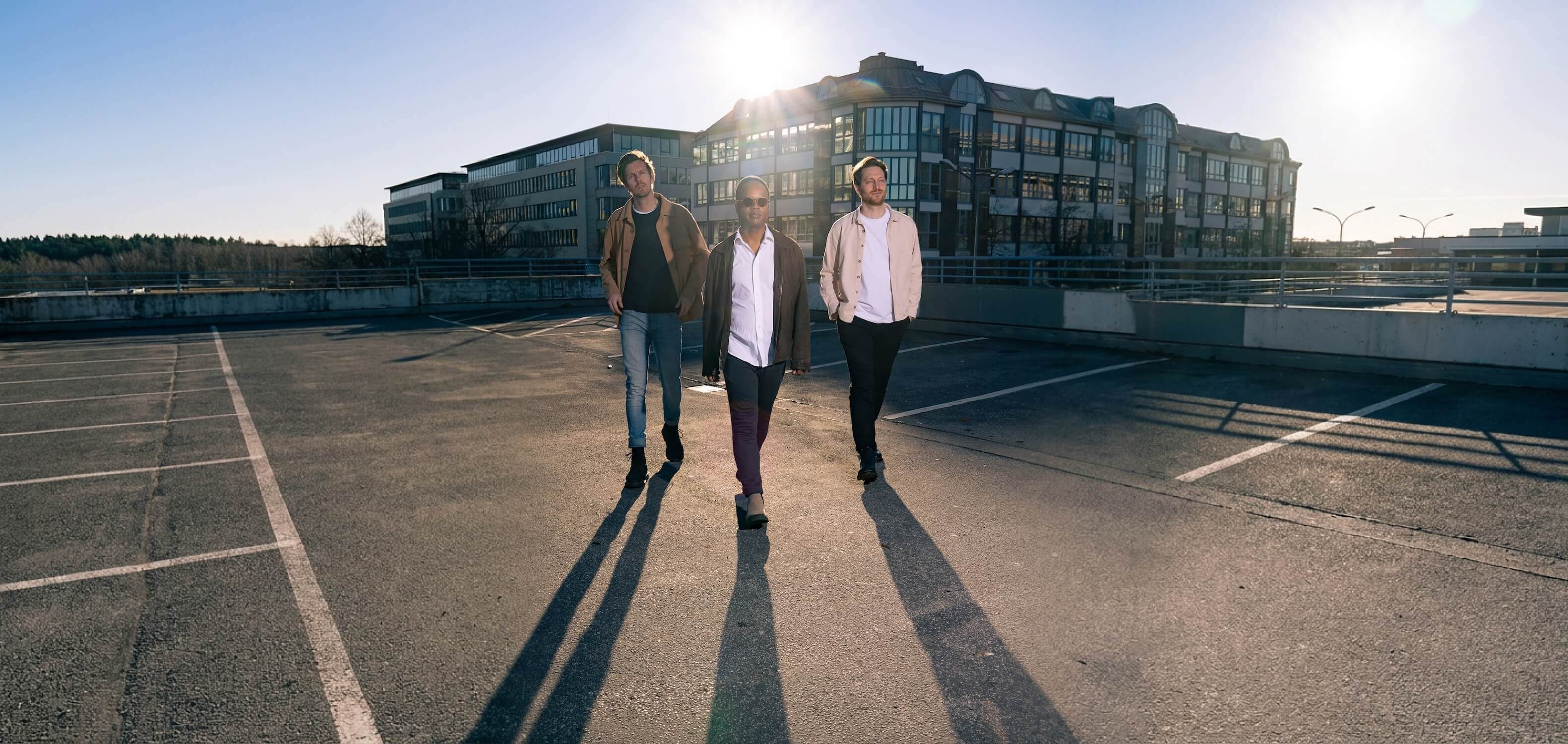 TYDES auf dem Parkdeck im Gegenlicht